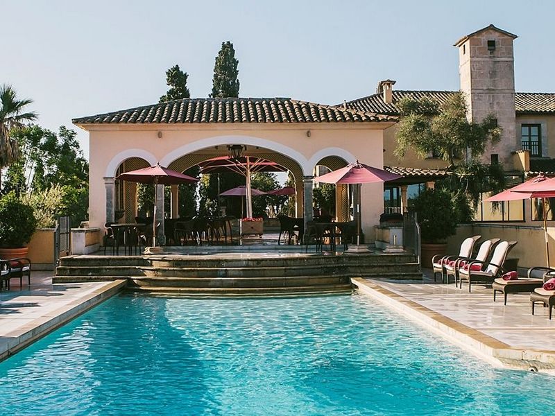 son-juli-country.house.hotel-pool-TheLuxuryTrends